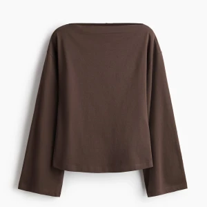 Brun långärmad tröja i bomull - En stilren brun långärmad tröja med rak passform och bred halsringning. Tillverkad i mjuk bomull. Enkel design som funkar till många olika outfits. Helt ny och redan helt slutsåld i alla storlekar! Prislappar kvar🎀