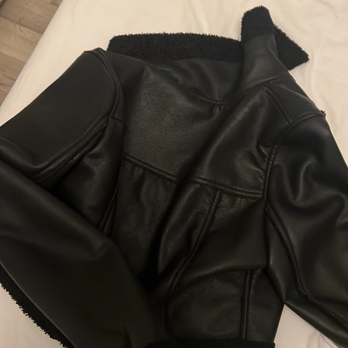 Svart teddyjacka i skinnimitation - 3