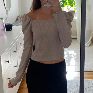 Beige smockad topp - Jättesöt beige topp från H&M med smockad struktur och små puffärmar. Toppen är långärmad och har en fyrkantig ringning. Fin ringning även i ryggen. Storlek XS. Kontakta om du har frågor💕