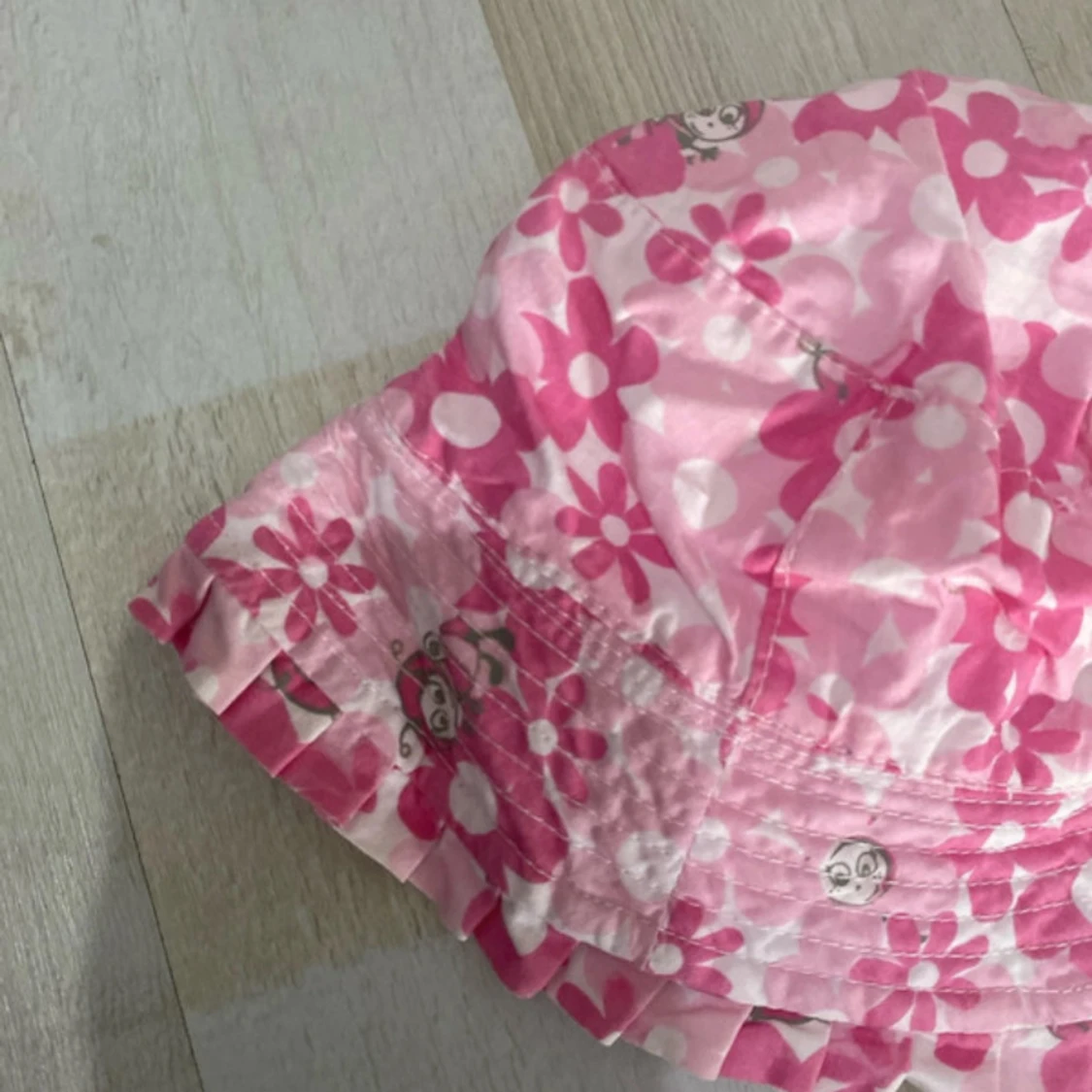 Rosa blommig solhatt med Happy Club-tryck - 2