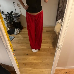 Röda broderade byxor från Nelly - Broderade/spets byxor från Nelly! Helt oanvända 💐Säljer pga för stora :(