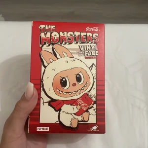 Labubo!! - Jag säljer en äkta Labubo! Det är i serien med Coca-Cola! Perfekt för dig som vill ge en present till en kompis, dotter eller sig själv. Varje box är en överraskning(EJ ÖPPNAD) Jag säljer den för 2000kr kontakt mig för pris idéer eller flera bilder etcetera!❤️(HÄMTAS)