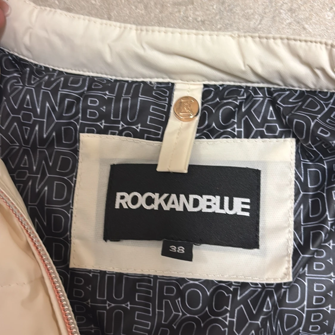 Vit pufferjacka från Rockandblue - 1