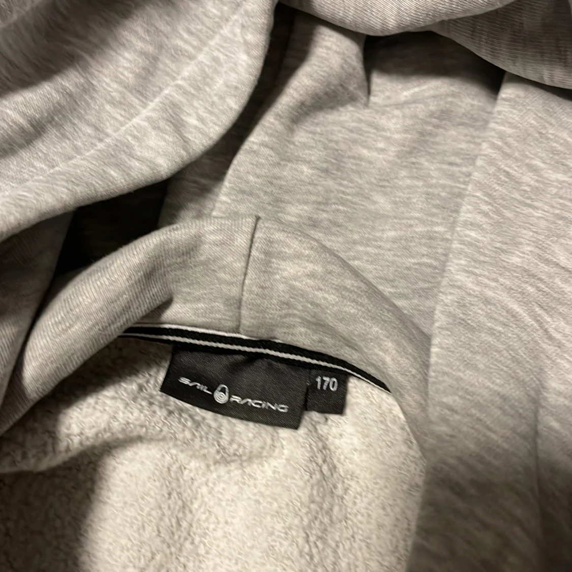 Grå hoodie från Sail Racing - 3