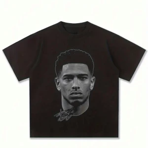 Svart t-shirt med porträtttryck - Cool svart t-shirt med ett stort porträtttryck framtill och en signatur under motivet. T-shirten har klassisk passform, rund hals och korta ärmar. Perfekt för dig som gillar streetwear och grafiska prints.