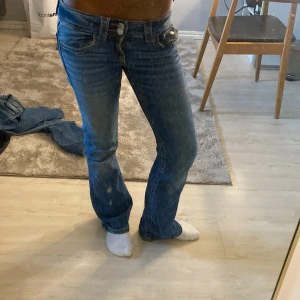 Blå bootcut jeans Gina Tricot 146 - Snygga lågmidjade blåa jeans från Gina young. De är använda några gånger men i väldigt gott skick🤗 Säljer då dom inte kommer till användning längre💕