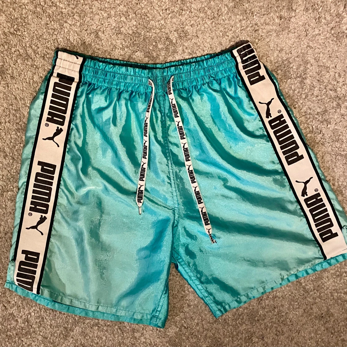 Turkosa shorts från Puma med logga