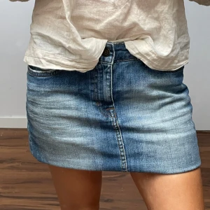 Blå jeanskjol H&M low waist  - Snygg blå jeanskjol från H&M. Har vikt upp kjolen på bilden men går såklart att klippa kortare. 