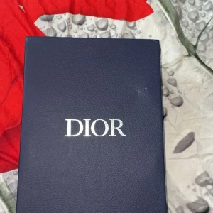 Svarta Dior B30 sneakers med CD-logga - Säljer ett par svarta Dior B30 sneakers med stor CD-logga i vitt på sidorna. Skorna har en chunky sula, mesh och syntetmaterial samt snygga reflekterande detaljer. Klassisk Dior branding på både plös och sula. Riktigt trendiga och bekväma sneakers för dig som vill sticka ut.