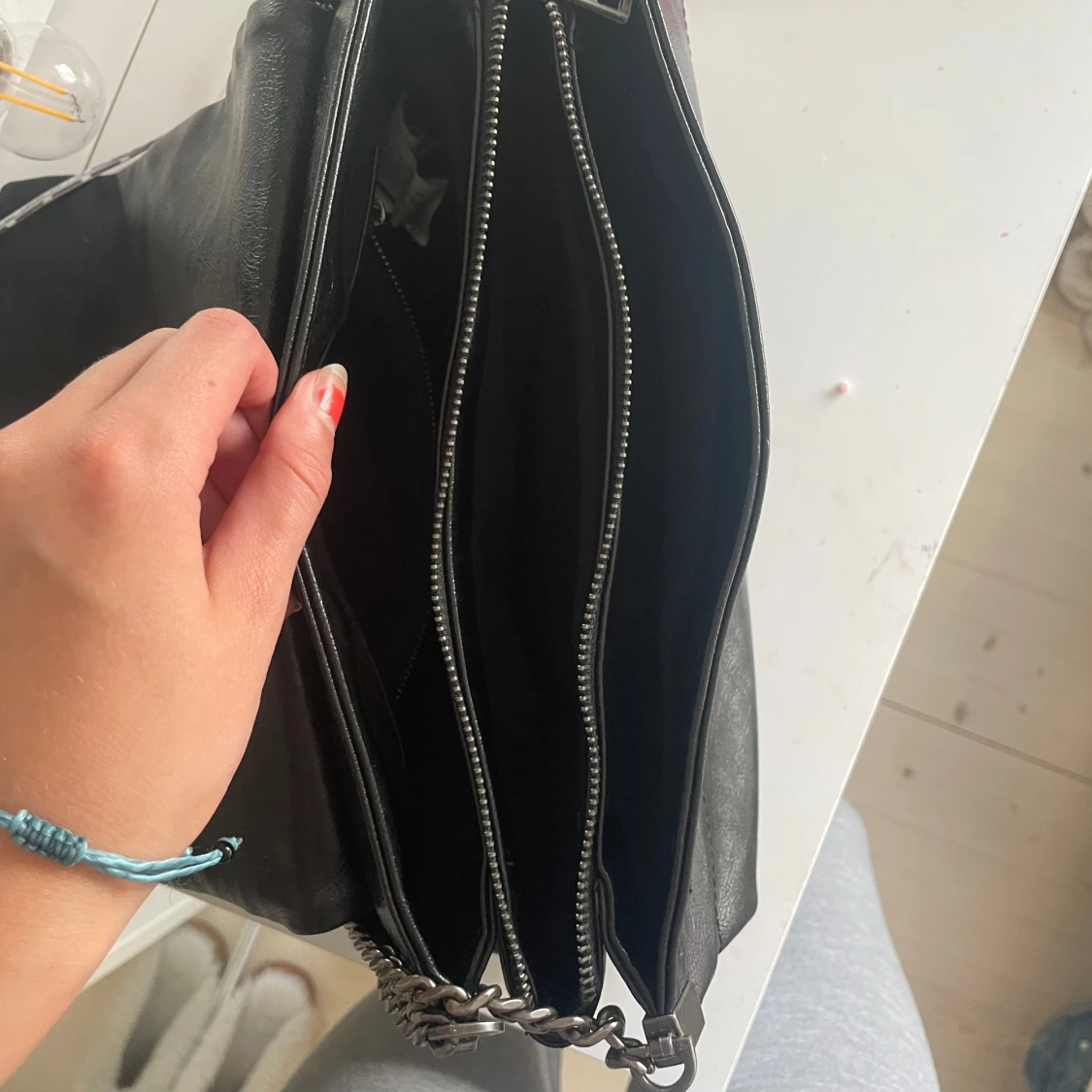 Svart axelväska med kedjerem - 4