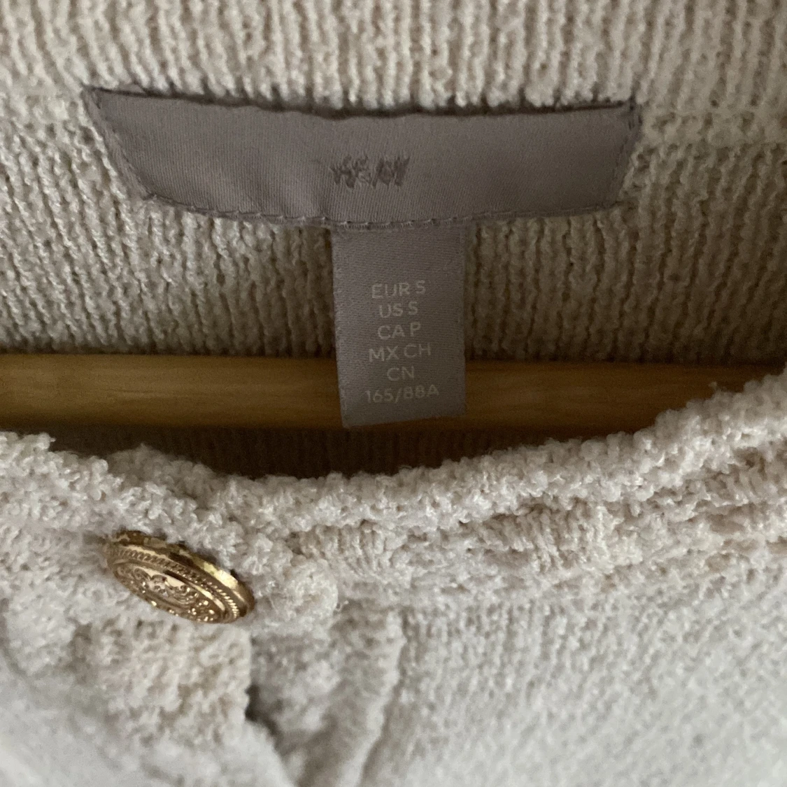 Vit  kofta med guldknappar - 4