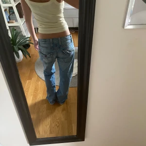 Replay jeans - Säljer ett par ljusblå baggy jeans från Replay med låg midja och raka ben. Dem är köpt på secondhand men jag har endast testat dem❤️mått: Innerbenslängd: 77cm midjemått: 38 cm