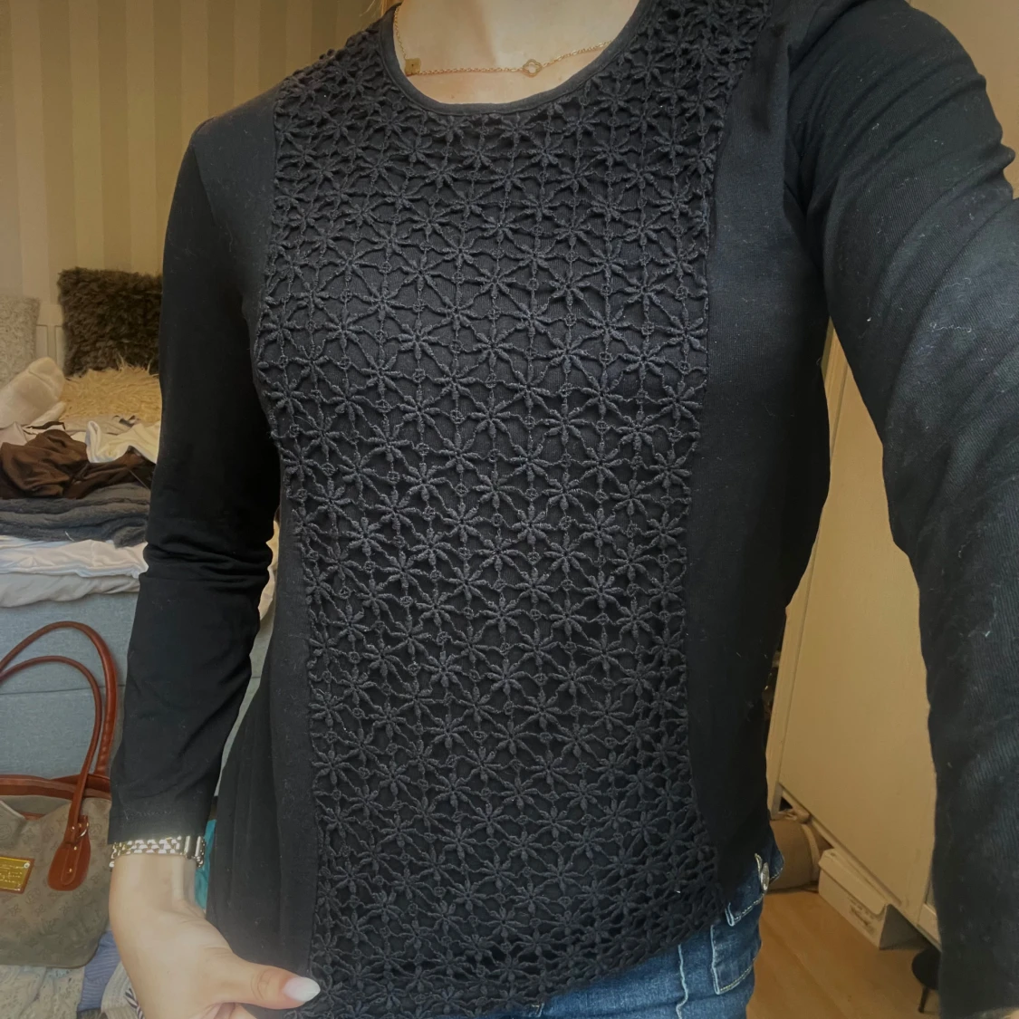 Svart blus med broderad front