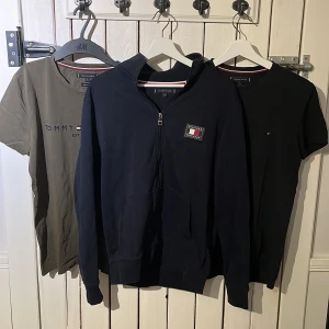 Tommy hilfiger collencion 2 t-shirts o 1 cardigan  - 2 T-shirts o 1 cardigan i väldigt bra skick allt för 400