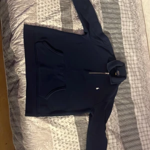Mörkblå half zip tröja Polo Ralph Lauren - Mörkblå långärmad tröja från Polo Ralph Lauren med klassisk krage och half zip-dragkedja framtill. Pris kan diskuteras: Startpris 700