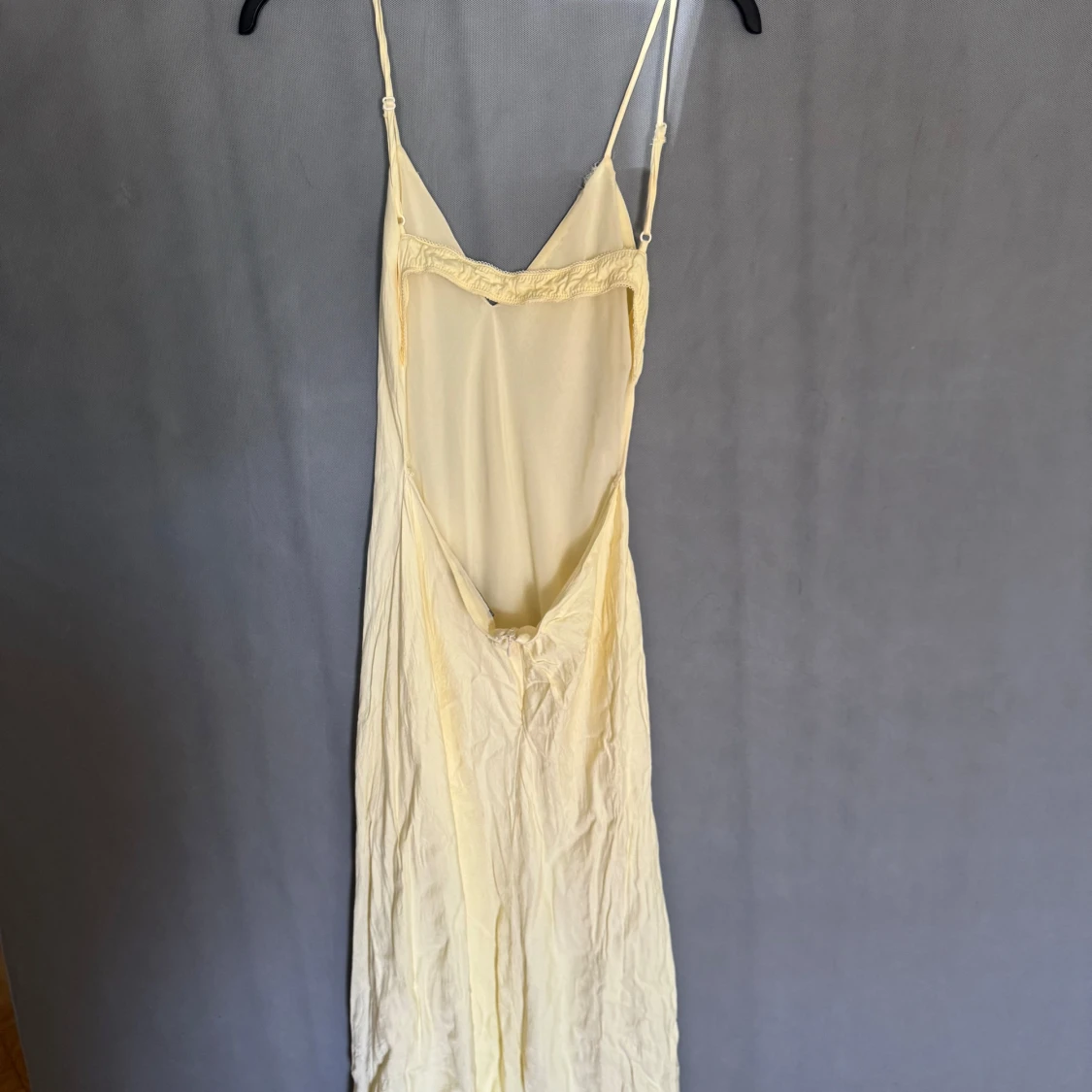 Ljusgul långklänning med öppen rygg - 1