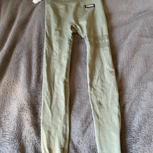 Gröna leggings från Stronger - Snygga ljusgröna leggings från Stronger med hög midja. Perfekta för träning eller chill, med stretchigt material som sitter skönt hela dagen.