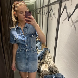 ZARA KLÄNNING  - Säljer denna klänning från Zara  i superfint skick! Köpt för 500. Köp direkt för 450kr 