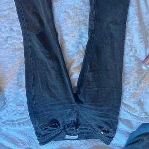 Svarta jeans - Säljer ett par svarta jeans från junkyard då dem är för stora för mig. Dem är knappt använda och är ”Bootcut Low jeans” från deras hemsida.