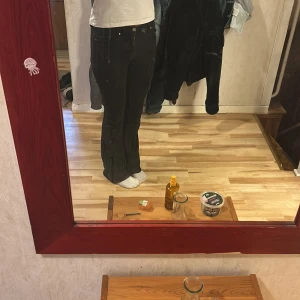 Low waisted bootcut jeans - Svarta jeans från Perfect Jeans i bootcut-modell med klassisk femficksdesign. Jeansen har en snygg, något utsvängd passform nertill och normal midja. Materialet är mjukt och stretchigt för en bekväm känsla. Perfekta för dig som gillar en tidlös look med lite edge.
