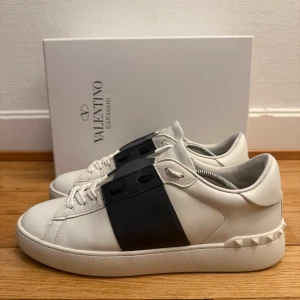 Valentino open sneakers - Säljer nu dessa fina valentino open skor | Super fint skick | Storlek 43 | Kommer med box och kvitto | Hör gärna av er vid frågor eller funderingar 