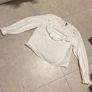 Vit blus ifrån hm - Vit blus ifrån hm i storlek S