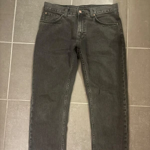 Svarta Nudie Jeans. W32 L32. Gritty Jackson.  - Svarta Nudie Jeans. W32 L32. Jeansen är i modellen Gritty Jackson. Mycket bra skick.