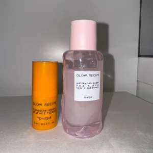 Glow Recipe toner duo - Två toners från Glow Recipe: en Watermelon Glow PHA+BHA Pore-Tight Toner i genomskinlig rosa flaska med ljusrosa lock och en Cloudberry Bright Essence Toner i liten gul flaska. Perfekta för att fräscha upp huden och ge glow. Watermelon tonern är 40ml, mini versionen och är använd flera gånger med mer än hälften kvar. Cloudberry tonern är 5ml, en ”tester” och är bara testad 1-2 gånger. 