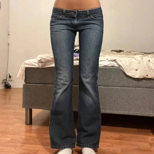 Blå bootcut jeans - Snygga blå bootcut jeans med låg midja och klassisk femficksdesign. Säljer då de tyvärr inte passar.  Midjemått:38cm innerbenslängd: 77cm💕