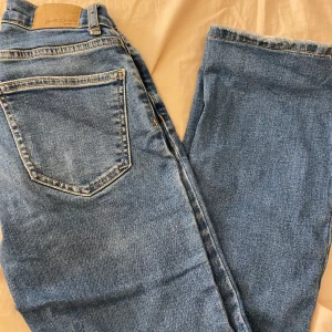 Blå jeans från Gina tricot - Snygga blå jeans från Perfect Jeans i klassisk modell. Jeansen är bootcut och är uppsydda till en som är cirka 165