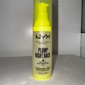 NYX Plump Right Back Primer - NYX Plump Right Back är en primer och serum i ett med elektrolyter. Kommer i en genomskinlig plastflaska med neon-gul pump och lock. Perfekt för att ge huden en fräsch och återfuktad känsla innan sminket. Flaskan innehåller 30ml och primern är använd några gånger.