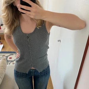 Grå stickad topp - Mjuk grå stickad väst med fina detaljer