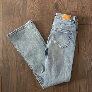 Ljusblå bootcut jeans - Säljer ett par ljusblå jeans från Vero Moda i modellen VMFLASH, mid waist och bootcut passform.  Aldrig använda 🤍strl XS/30