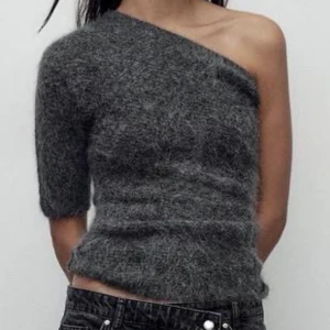 Grå off shoulder Zara - Säljer en jätte snygg grå off shoulder tröja från Zara som inte säljs längre. Nytt skick passar till allt!
