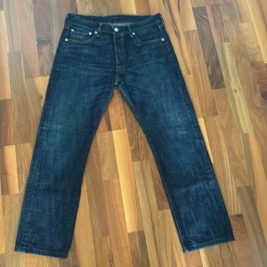 Levi’s 501 W32 L30 - Säljer ett par snygga Levi’s 501 i riktigt bra skick 4.5/5. Det står att storleken är W32 L32 men jeansen är uppsydda så skulle säga att den nya längden är L30. Nypris ca 1100 kr. Hör av dig vid frågor.