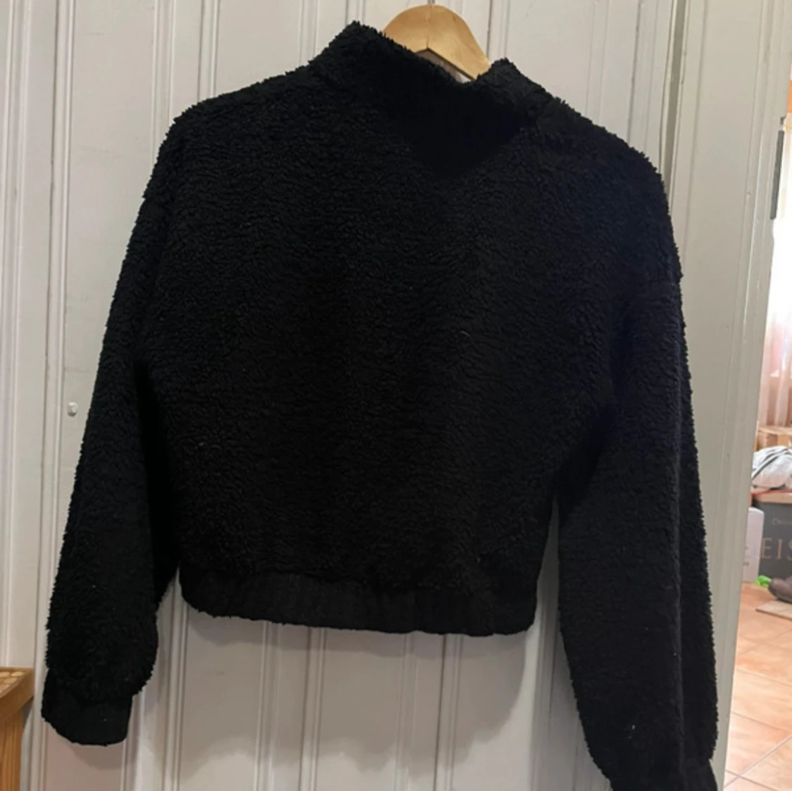 Svart fleece-tröja med dragkedja från Gina Tricot - 1