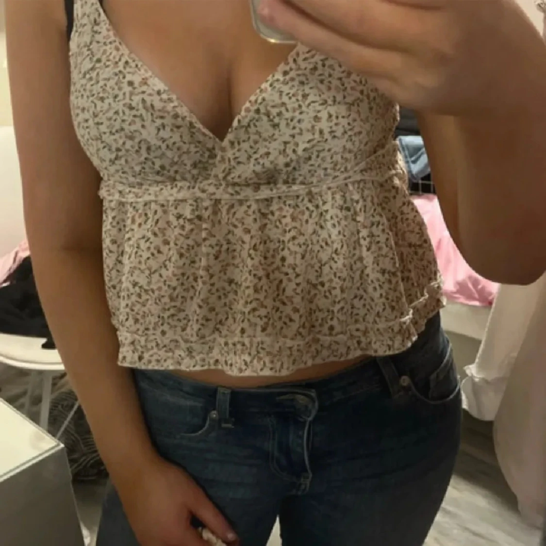 Beige blommig croppad linnetopp