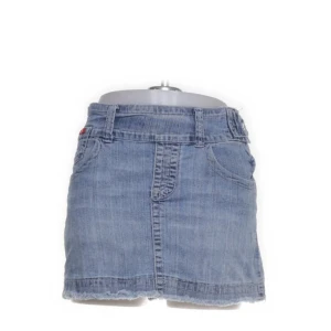 Jeanskjol - Säljer en ljusblå jeanskjol från Pinky Fish med fransad nederkant och broderade detaljer på baksidan. Denna kjol var för stor för mig därav säljer jag den. Inga defekter!!💞