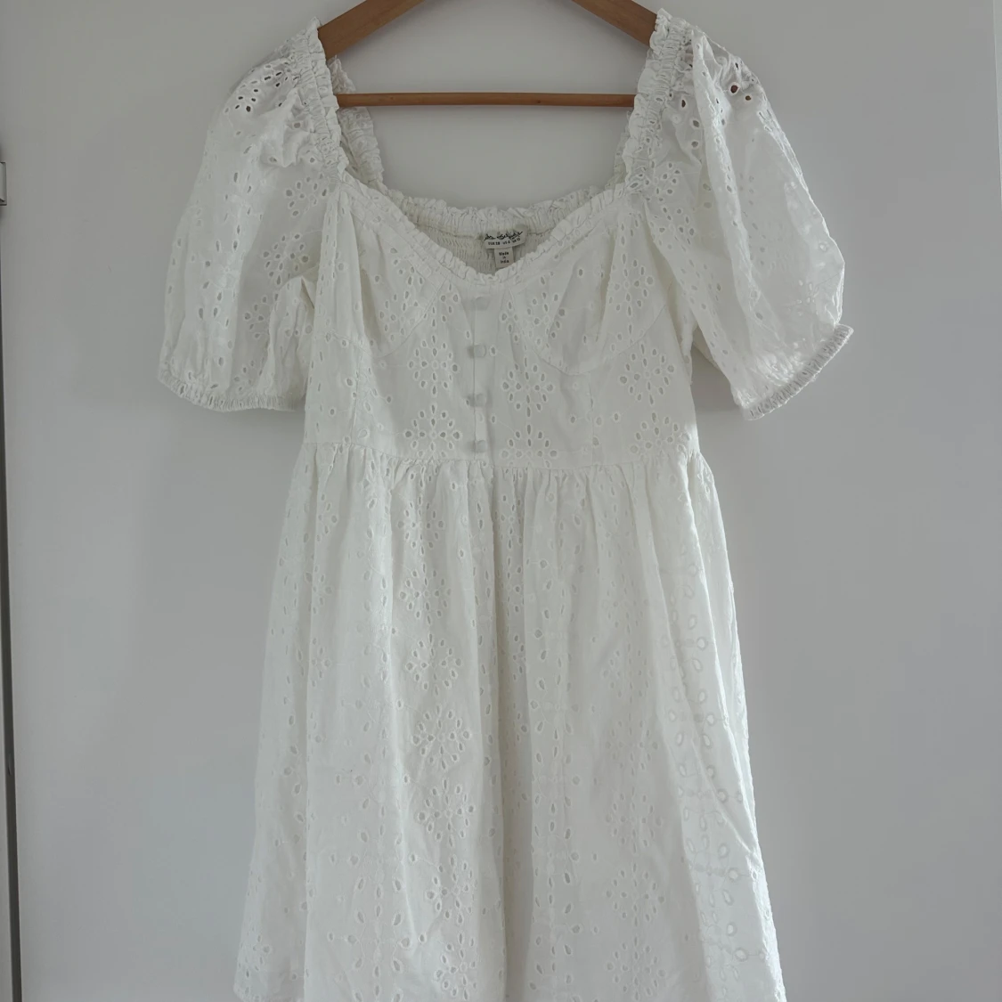 Vit klänning med puffärmar och broderade detaljer