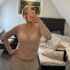 Intimissimi tröja  - Säljer min snygga Intimissimi tröja i modellen ”Boat Neck Ultralight tröja i modalkashmir”🩷Hittar inte riktigt den färgen jag har längre på deras hemsida så den kan ha slutat säljas😊Tröjan är köpt från deras hemsida och är köpt för ca 450 kr!! Tröjan är i ett mycket bra skick