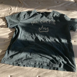 Ma Chérie T-shirt💘🤞🏻 - En snygg T-shirt från Gina tricot, lappen på insidan är ganska trasigt men det är det ända som är trasigt💞