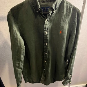  Ralph Lauren linneskjorta  - Säljer denna gröna linneskjorta skjorta från Ralph Lauren i slim fit. Den är i ny skick och Perfekt för sommaren