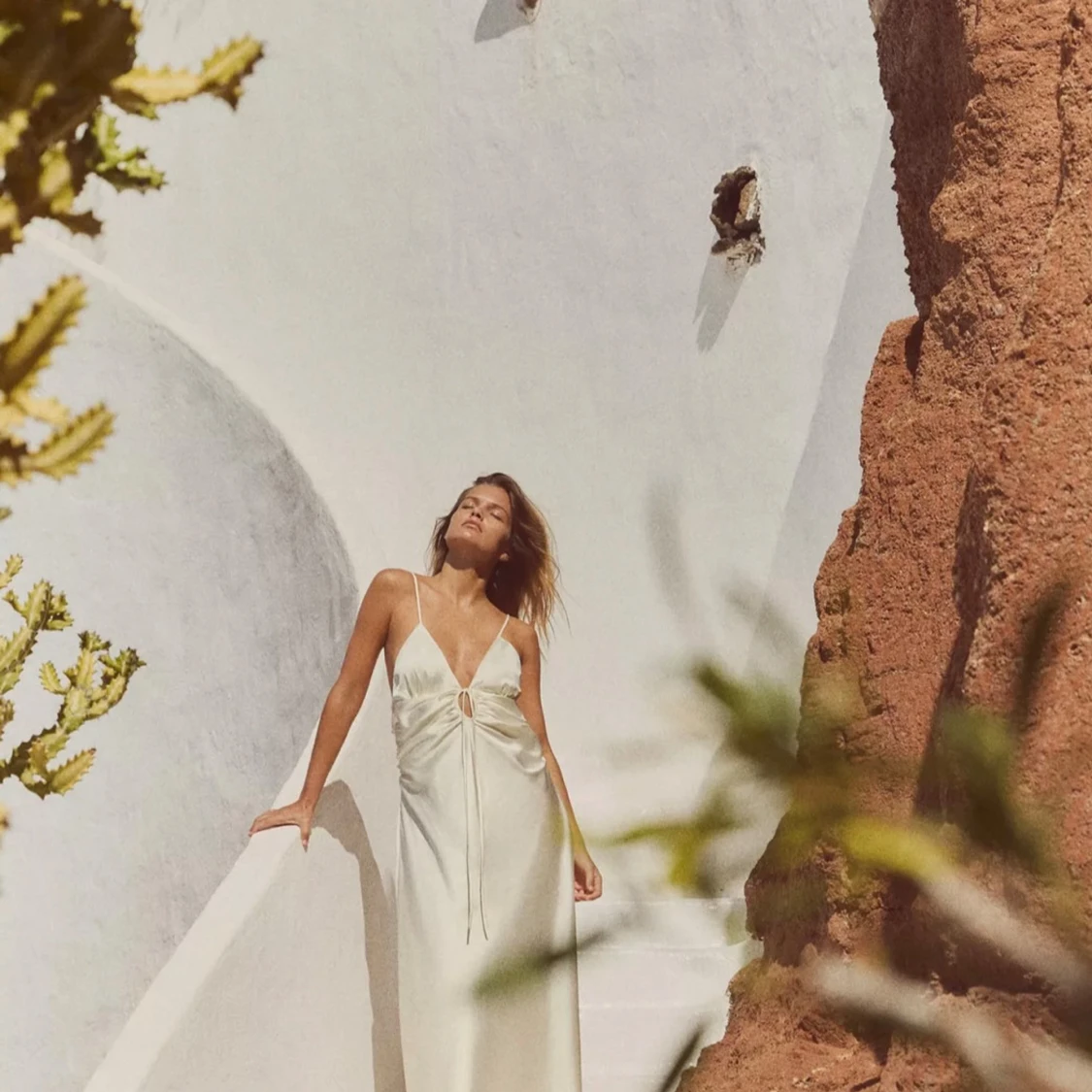 Vit långklänning i satin med smala axelband