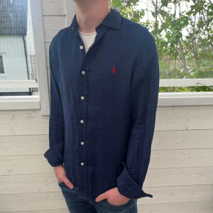 Ralph lauren linne skjorta - Jätte fin Ralph lauren skjorta i linne material, jätte fint skick och modellen är slim fit, bara att skriva vid funderingar