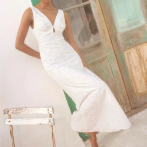 Vit adoore långklänning  - Elegant vit långklänning från Adoore. Den är aldrig använd endast testad med lappar kvar. Säljer då den är för liten. (Har lite fläckar inuti klänningen då den är testad med brun utan sol, men det är inget som syns)🤍🤍🤍