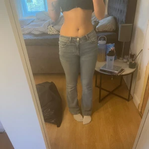 Blå jeans från Gina - Säljer mina blåa bootcut jeans från Gina i storlek 34, väldigt stretchiga så skulle säga att dom sitter som 36 då jag har de i vanliga fall! Hör av er vid funderingar 💕