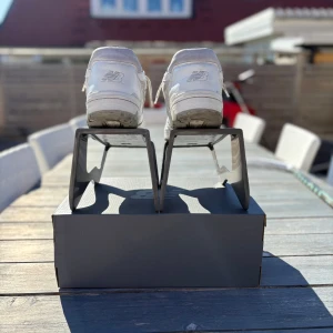 Vita New Balance sneakers herr 44.5 - Säljer ett par vita New Balance sneakers i storlek 44.5. Skorna har klassisk design med snörning, rund tå och platt sula. Perfekta för dig som gillar stilrena och bekväma sneakers till vardags. Då jag behöver pengar till sommaren så kan ja gå ner i pris 