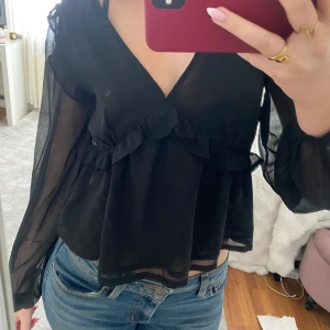 Svart blus med volangdetaljer - Fin svart blus!💞
