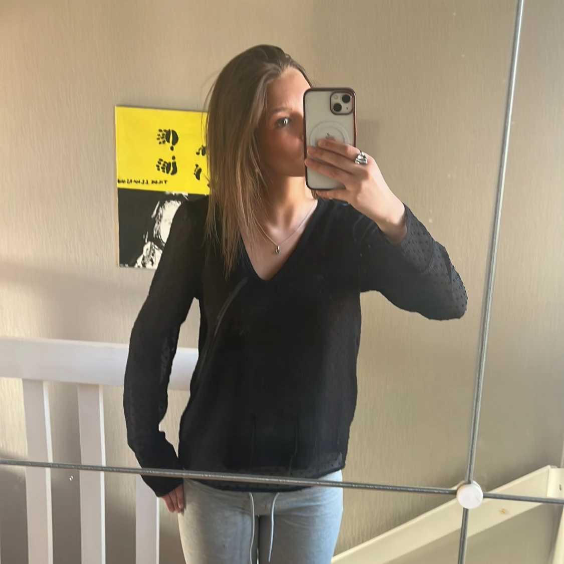 Svart blus med diskreta prickar - 1