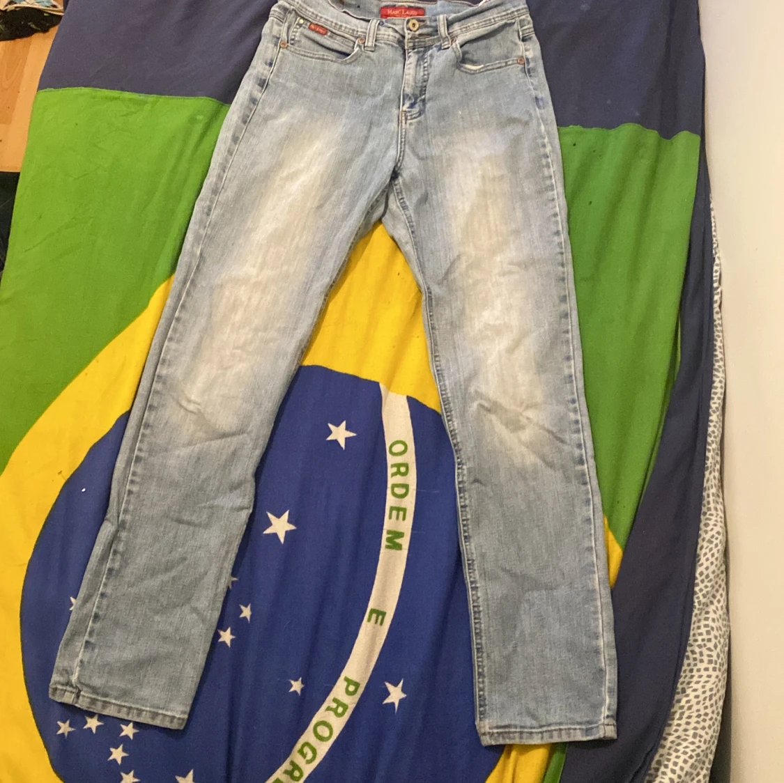 Ljusblå jeansbyxor från Levis 501